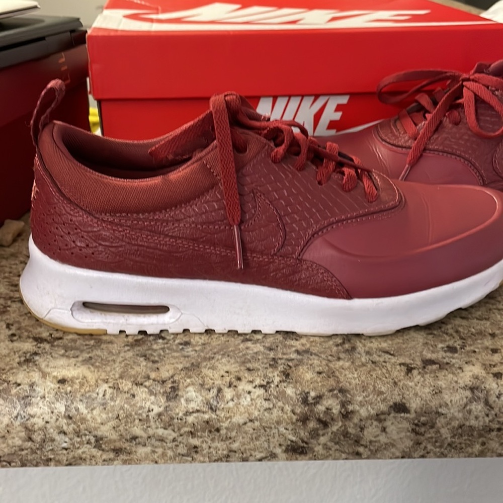 Very good condition used once. Size 8 in women and 5.5 in kids
